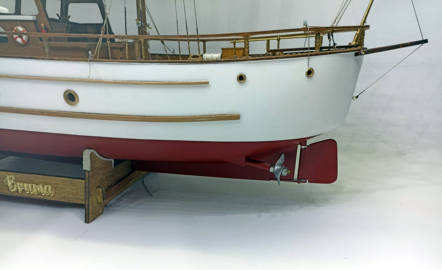 Nauticurso Yacht Bruma With R/C Combo Set 1:43 Scale